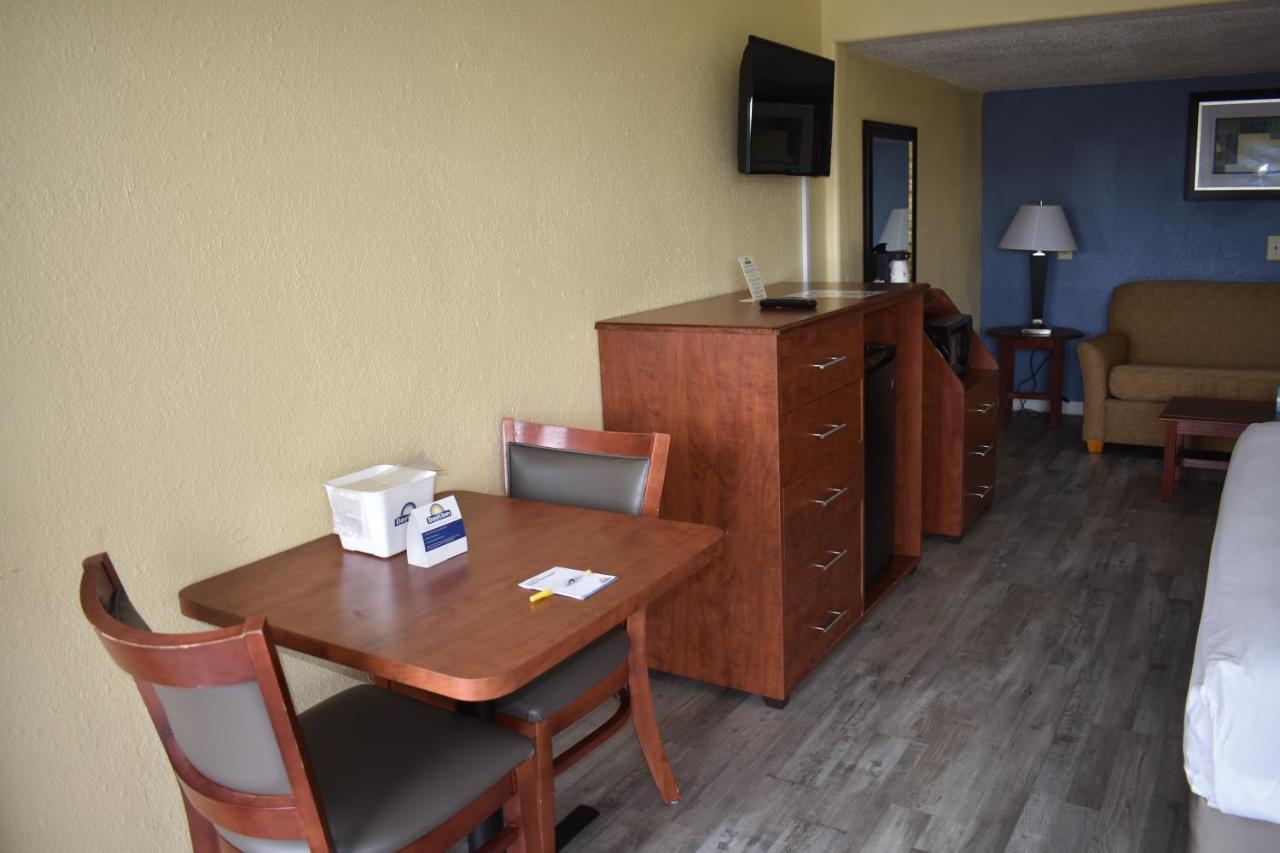 Days Inn By Wyndham Wildwood I-75 Екстериор снимка