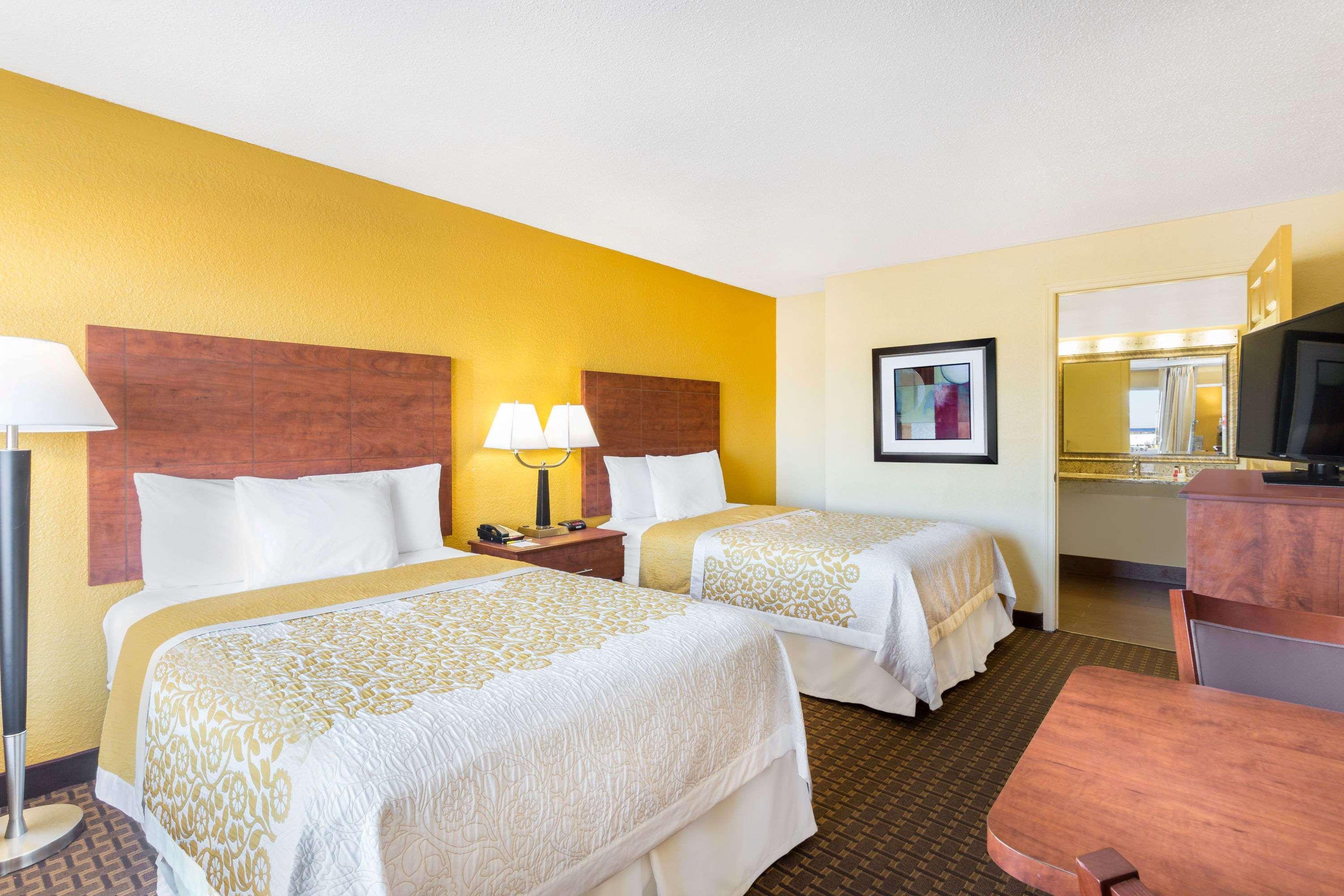 Days Inn By Wyndham Wildwood I-75 Екстериор снимка