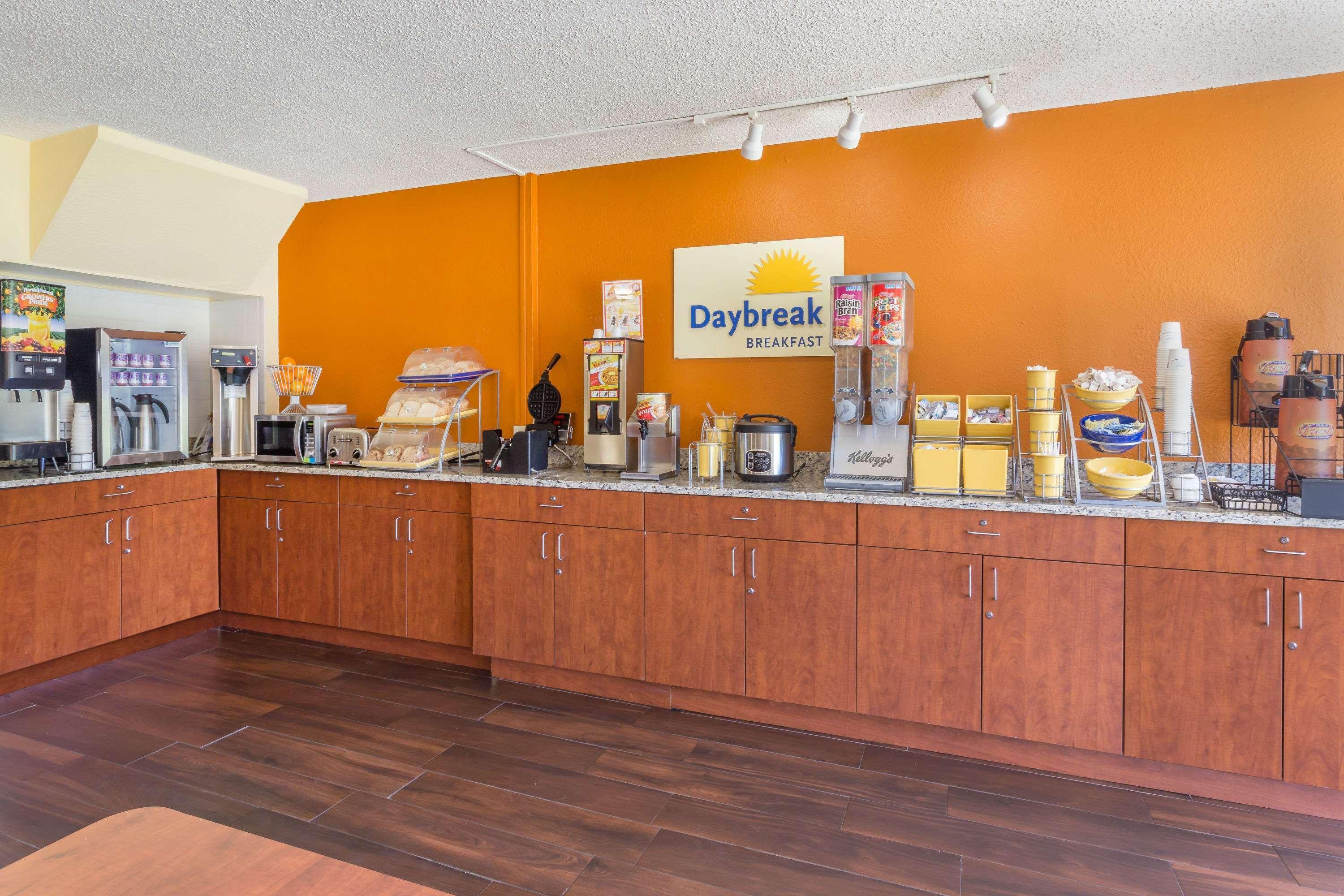 Days Inn By Wyndham Wildwood I-75 Екстериор снимка