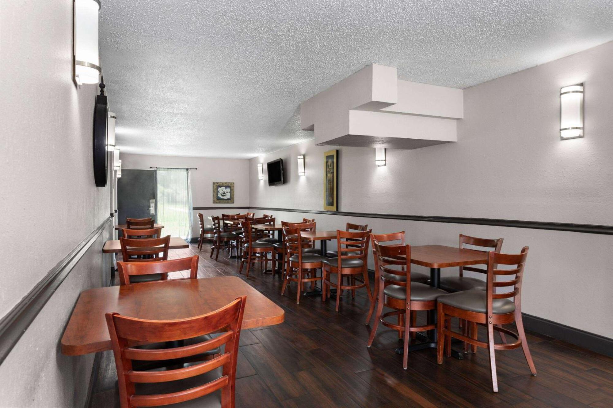 Days Inn By Wyndham Wildwood I-75 Екстериор снимка