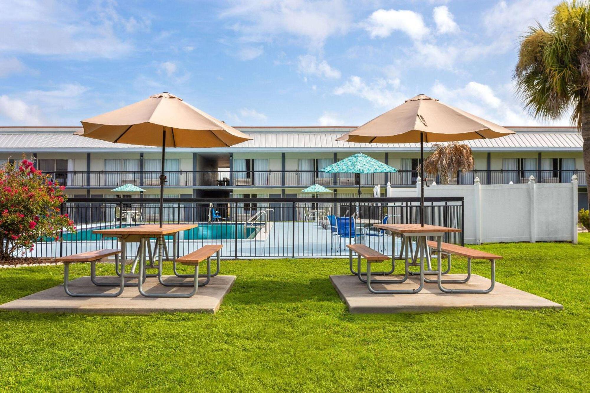 Days Inn By Wyndham Wildwood I-75 Екстериор снимка