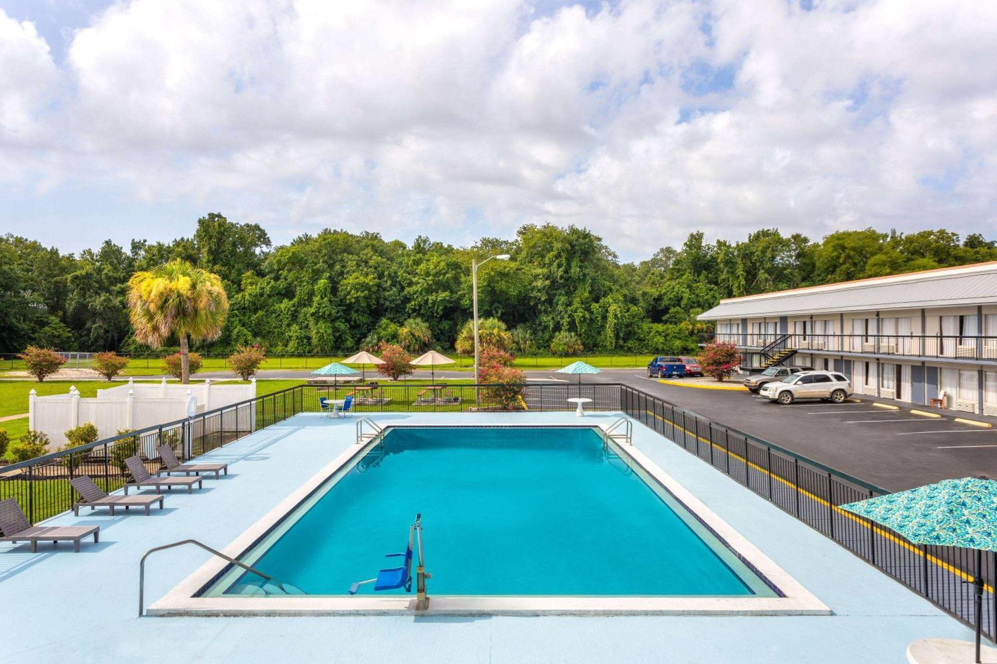 Days Inn By Wyndham Wildwood I-75 Екстериор снимка