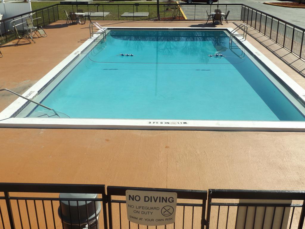 Days Inn By Wyndham Wildwood I-75 Екстериор снимка
